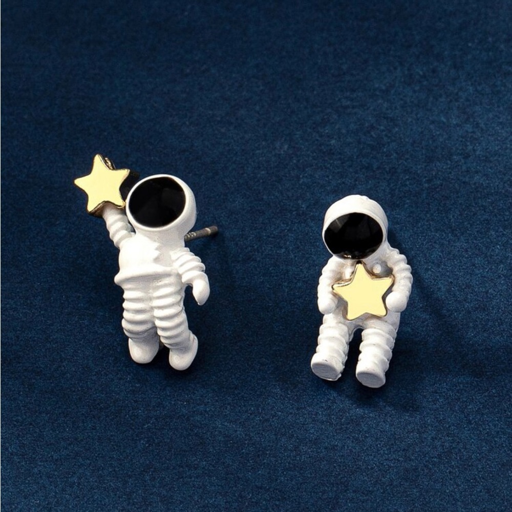 Adorable astronaut earrings